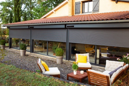 Volet-roulant-veranda-electricite-solaire-maison-RS-100-Solar-io-Copyright-Somfy-Vanessa-Andrieu-900x600.jpg